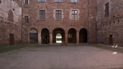 Voyage dans le temps au château de Saint-Izaire avec la troupe Le Temps qui pique