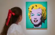 200 œuvres de Warhol exposées dans un supermarché Leclerc en Bretagne