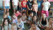 Aguessac : un arbre aux contes créé par les écoliers avec l'artiste Mélie Cauhapé