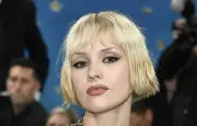 Angèle révèle sa relation avec une personne non francophone
