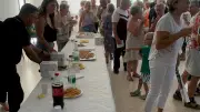 Apéritif convivial pour les mamans et papas à Saint-Julien-de-Peyrolas