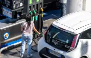 Baisse des prix à la pompe : un retour à la normale pas avant la fin de l'année