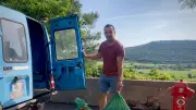 Baptiste Dayre collecte les bouchons plastiques pour l'association Les Bouchons d'amour