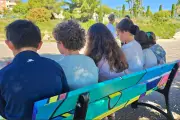 Biot inaugure un nouveau banc de l'amitié dans une école du village
