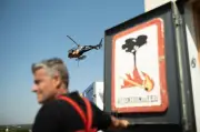 Bouches-du-Rhône : des pompiers forment leurs homologues à l'hélicoptère bombardier d'eau