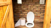 Californie : un campeur coincé 15 minutes dans des toilettes sèches