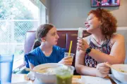 Canicule : aliments à privilégier et boissons à éviter pour bien se hydrater