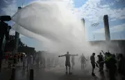 Canicule à Berlin : la police arrose les passants avec des canons à eau