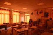 Canicule : le dilemme culpabilisant des parents entre école et garde