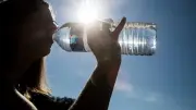 Canicule : l'excès d'eau peut provoquer une hyponatrémie dangereuse