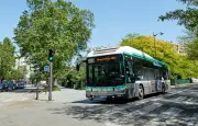 Canicule à Paris : un bus termine dans un arbre après le malaise du conducteur