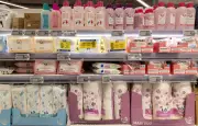 Carrefour promet de retirer 5.000 tonnes de plastique de ses magasins