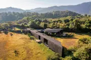 Casa Mavra : une demeure en béton teinté au cœur de la nature mexicaine