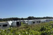 Centaine de caravanes installée sur un terrain privé près de Saint-Tropez