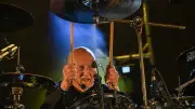 Chris Slade, légende d'AC/DC, enflamme la Fête de la musique à Portiragnes