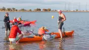 Cindy Le Falher traverse le Gard en tractant un jeune handicapé en kayak
