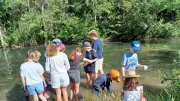 Écoliers apprennent l'écologie aquatique par la pêche dans l'Aveyron