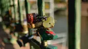 Colmar interdit les cadenas d'amour : amende de 300 euros et retrait de 600 kg