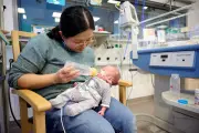 Comment les hôpitaux accompagnent enfants et familles pendant l'hospitalisation
