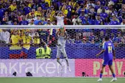 Coupe du Monde 2026 : Room bat le record d'arrêts, Infantino signe un drapeau russe