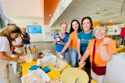 Crêpes et sourires : des animatrices collectent des fonds pour les seniors dépendants
