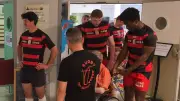 Des rugbymen portent des résidents d'Ehpad après une panne d'ascenseur