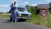 Deux octogénaires traversent la France en Renault 4 pour leurs 80 ans