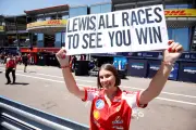 Elsa, 25 ans, parcourt le monde pour tous les GP de F1 et parler à Hamilton