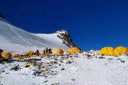 Everest, la plus haute poubelle du monde : déchets et excréments