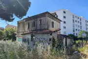 Excédés par les incendies, des riverains débroussaillent une propriété squattée à Hyères