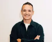 Fabien Olicard : Friends est l'équivalent de la pizza devant la télé