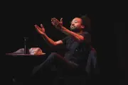 Fabrice Éboué à Juan-les-Pins : son nouveau spectacle « Solitudes »