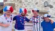 Fan zone improvisée à Chanac : quatre amis fêtent la victoire des Bleus