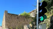 Feux tricolores intelligents pour réduire la vitesse dans un village de l'Aveyron