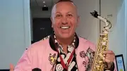 Fred Karato réactualise Welcome to Saint-Tropez pour l'été 2026