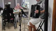 Fête de la musique à l'Ehpad Lou Castellas avec l'accordéoniste Le Sourire à Bretelles