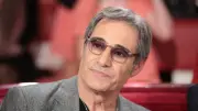 Gérard Lanvin se souvient de Coluche, 40 ans après sa mort