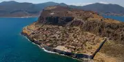 Grèce : à Monemvasia, le téléphérique touristique inquiète les habitants