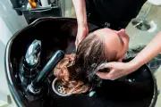 Guerre des shampouineuses : l'État réglemente le séchage des cheveux