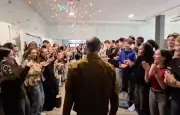 Haie d'honneur émouvante pour un professeur à la retraite au Mans