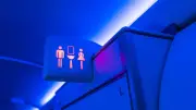 Il s'infiltre dans un avion avec un faux billet et se cache aux toilettes