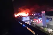 Incendie nocturne dans la zone industrielle de Villeneuve-Loubet : 58 pompiers mobilisés