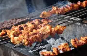 Indonésie: un gendre empoisonne sa belle-mère avec des brochettes satay