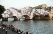 Installation 'La Caverne' sur le Pont-Neuf endommagée, ouverture reportée