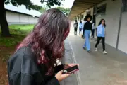 Interdiction des réseaux sociaux pour les jeunes : tour du monde des mesures