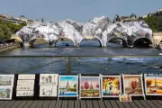 JR dévoile sa « Caverne » spectaculaire sur le Pont-Neuf à Paris