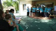 La chorale Chœur de village enchante la crèche La Nisado à Foissac