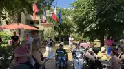 La musicothérapie en maison de retraite : un bal guinguette pour revivre des souvenirs
