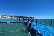 À La Seyne, les écoliers apprennent à nager en mer faute de piscine