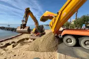 Lancement du réensablement de la plage centrale du Lavandou